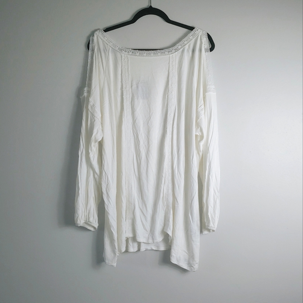 26 NWT Label Be White Cold Shoulder Embroidered Top